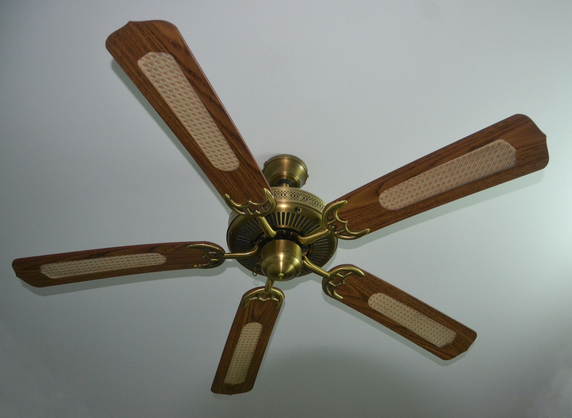 HOW CEILING FAN COOLS AIR, THE WORKING PRINCIPLE