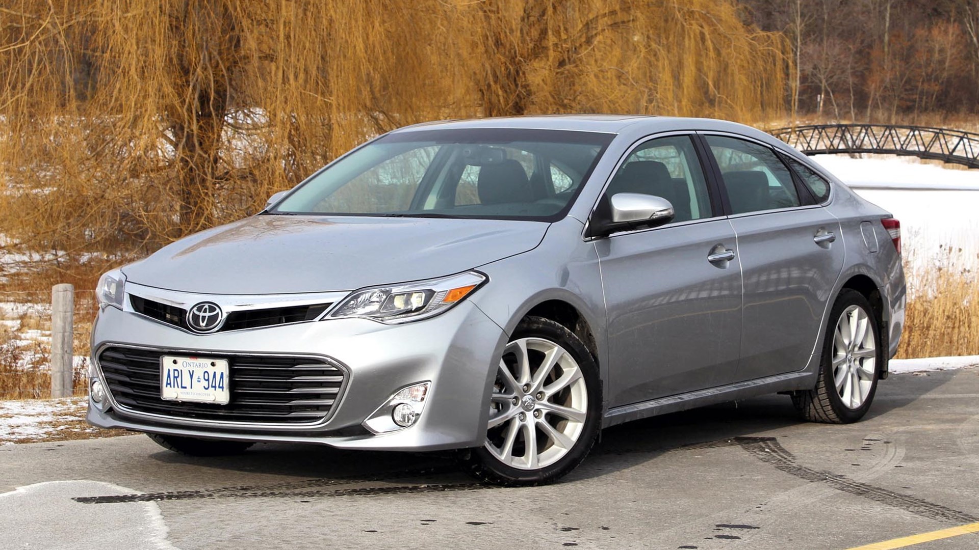 Toyota Avalon 2015 vs. Lexus ES 350: Which One Is Better?